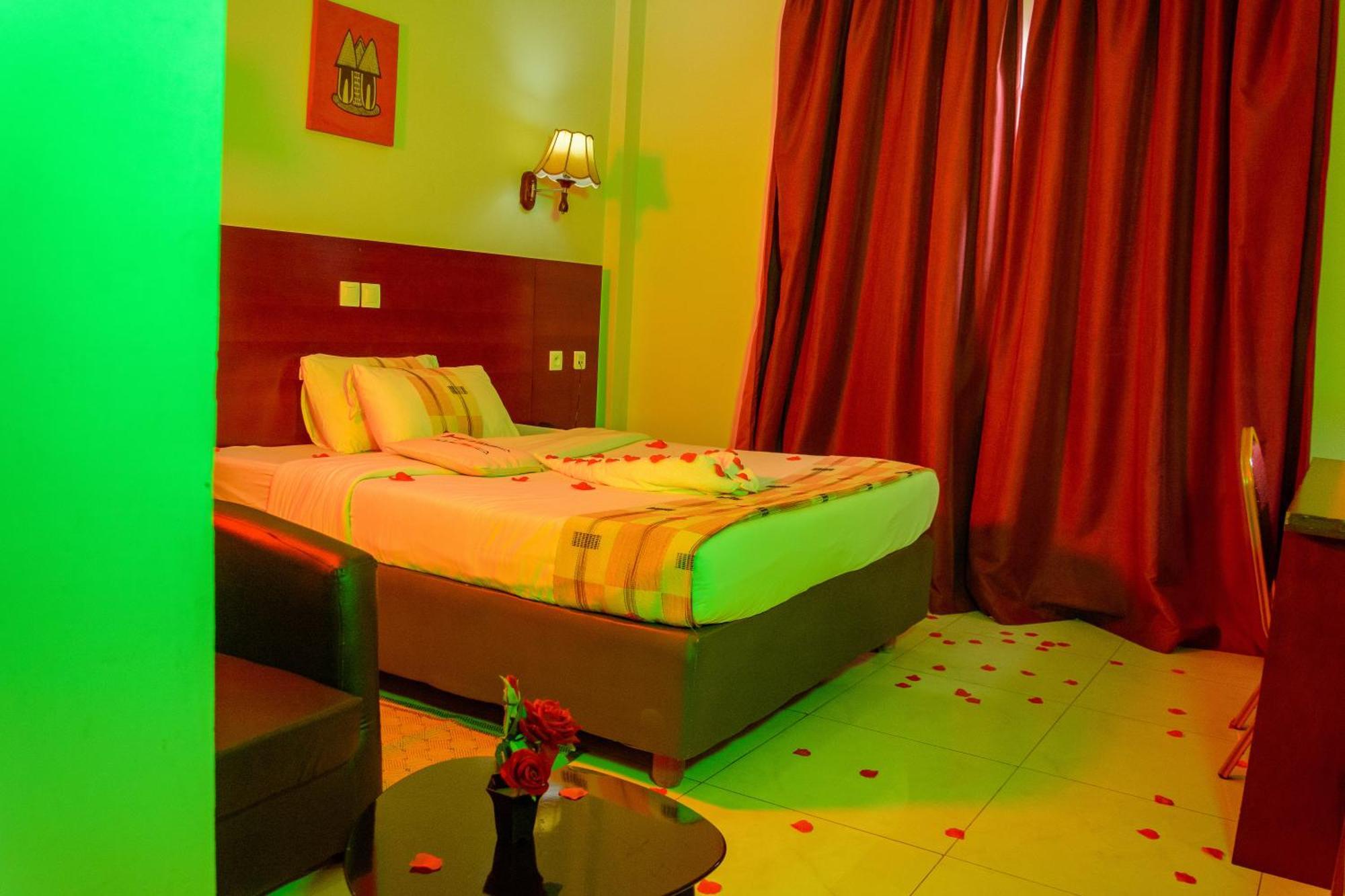 Hotel La Rose Blanche Korhogo Ngoại thất bức ảnh